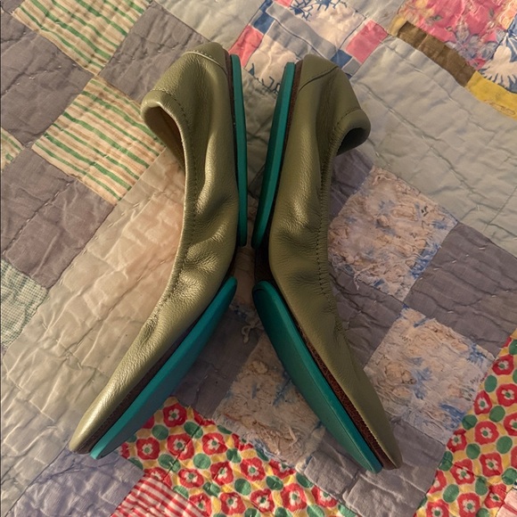 Tieks Flats in Olive Green: Size 7 - Picture 4 of 9